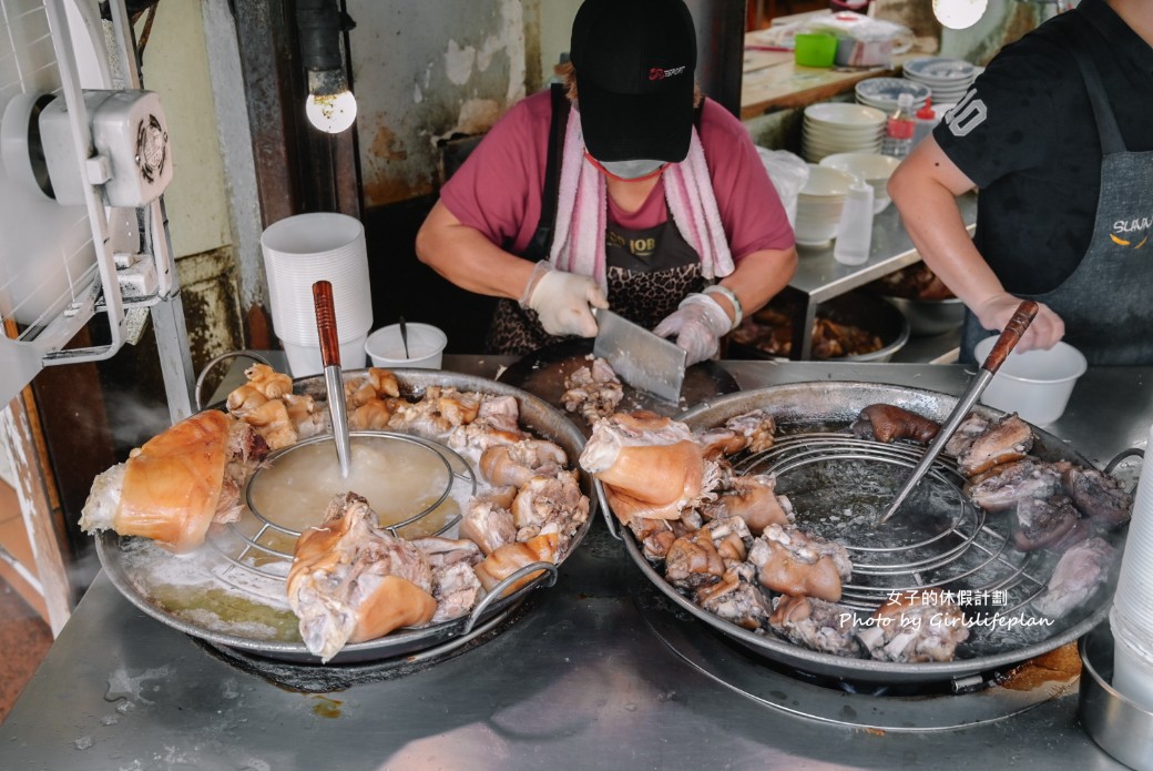 老黃豬腳大王｜在地人氣美食，豬腳Q彈帶脆感膠質滿滿真的很強(外帶) @女子的休假計劃