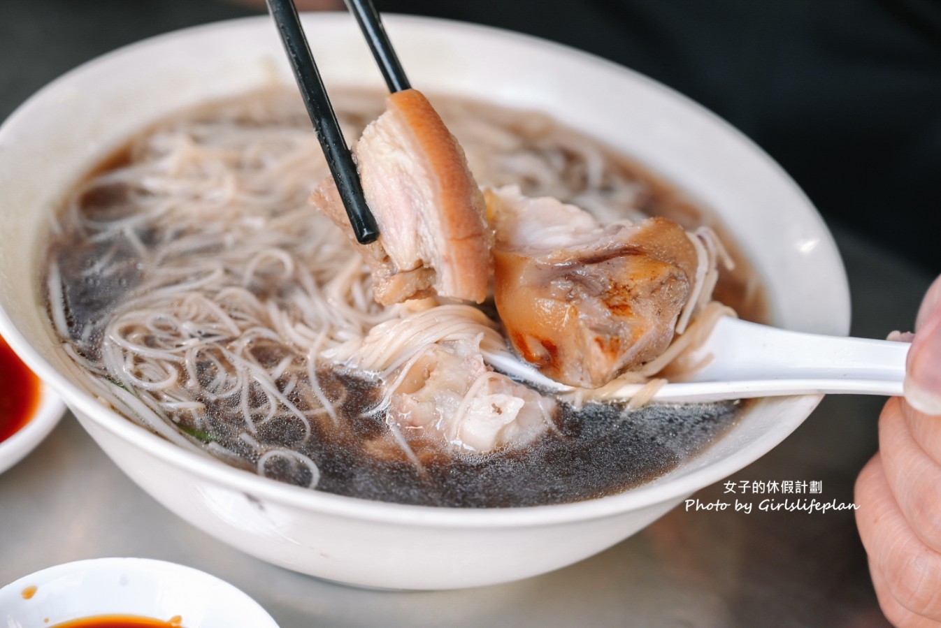 老黃豬腳大王｜在地人氣美食，豬腳Q彈帶脆感膠質滿滿真的很強(外帶) @女子的休假計劃