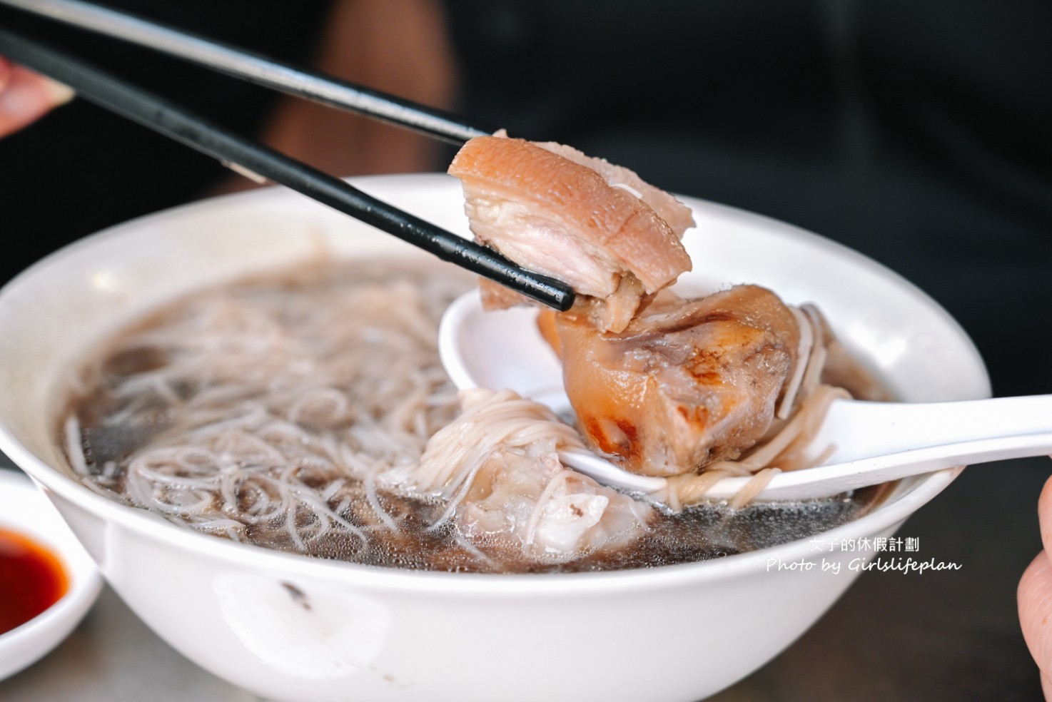 老黃豬腳大王｜在地人氣美食，豬腳Q彈帶脆感膠質滿滿真的很強(菜單) @女子的休假計劃