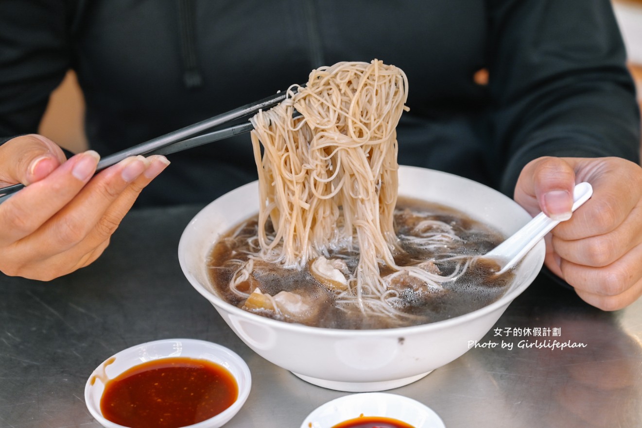 老黃豬腳大王｜在地人氣美食，豬腳Q彈帶脆感膠質滿滿真的很強(外帶) @女子的休假計劃