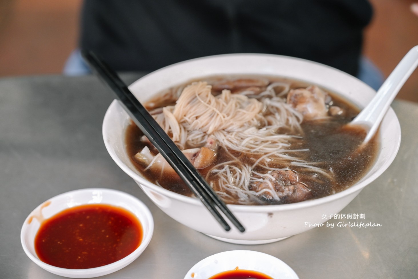 老黃豬腳大王｜在地人氣美食，豬腳Q彈帶脆感膠質滿滿真的很強(外帶) @女子的休假計劃