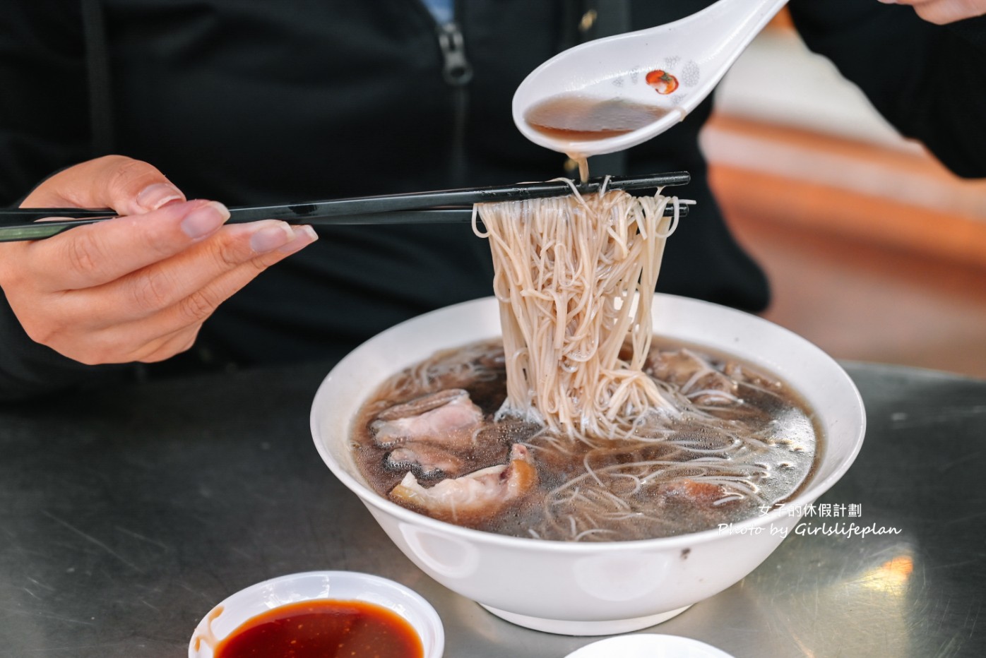 老黃豬腳大王｜在地人氣美食，豬腳Q彈帶脆感膠質滿滿真的很強(外帶) @女子的休假計劃