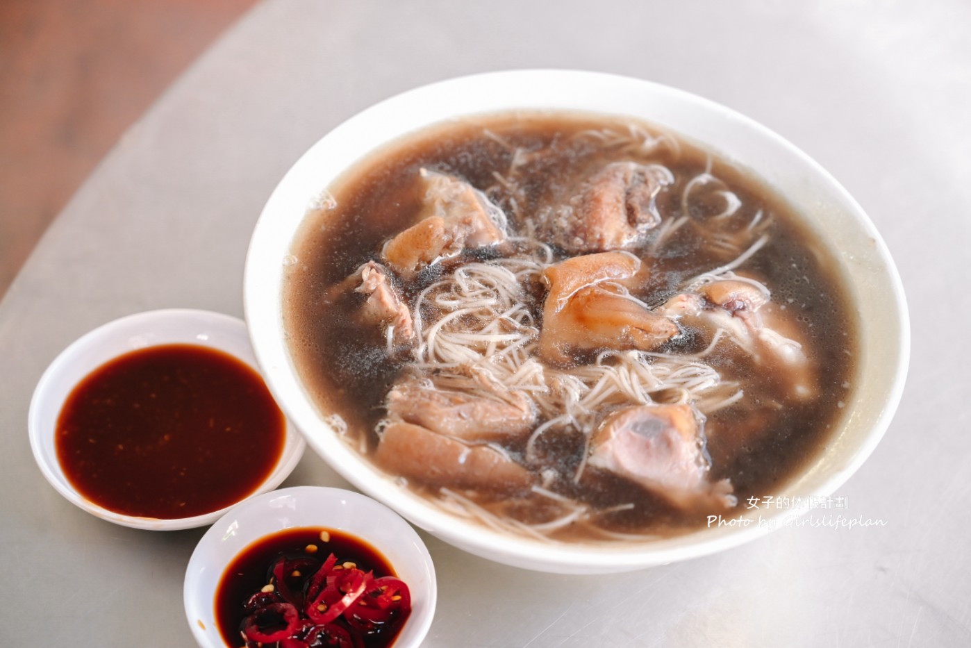 老黃豬腳大王｜在地人氣美食，豬腳Q彈帶脆感膠質滿滿真的很強(菜單) @女子的休假計劃