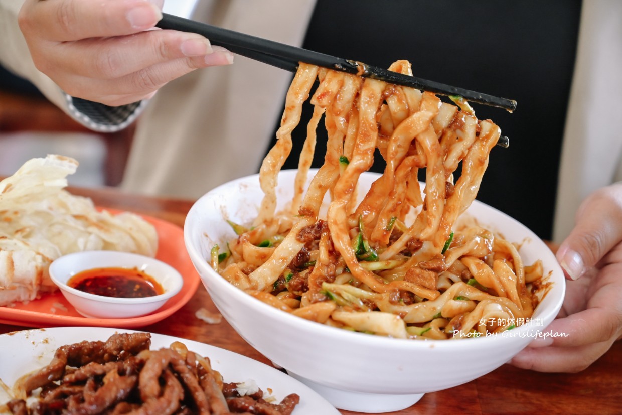 璽子牛肉麵｜還沒開門就在排隊，斤餅必吃(菜單) @女子的休假計劃