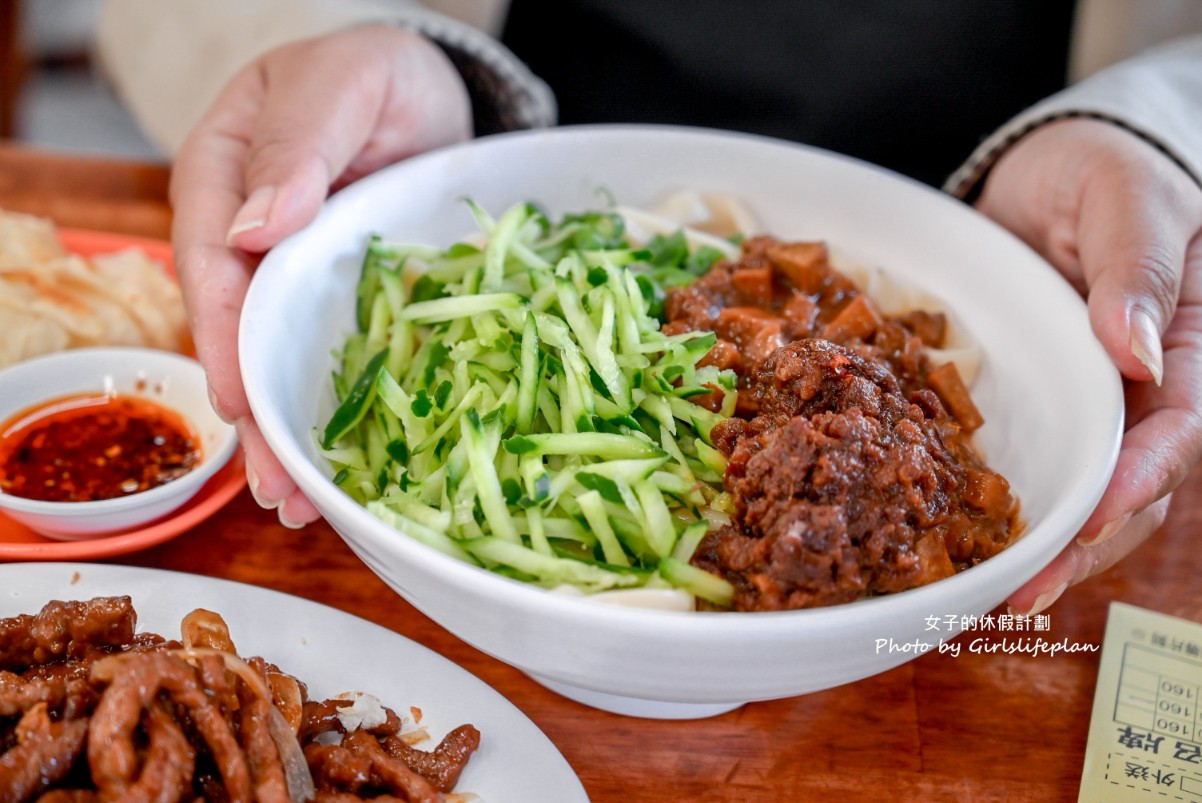 璽子牛肉麵｜還沒開門就在排隊，斤餅必吃(菜單) @女子的休假計劃