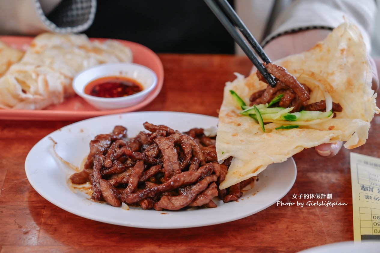 璽子牛肉麵｜還沒開門就是排隊等候人潮，斤餅必吃(菜單) @女子的休假計劃