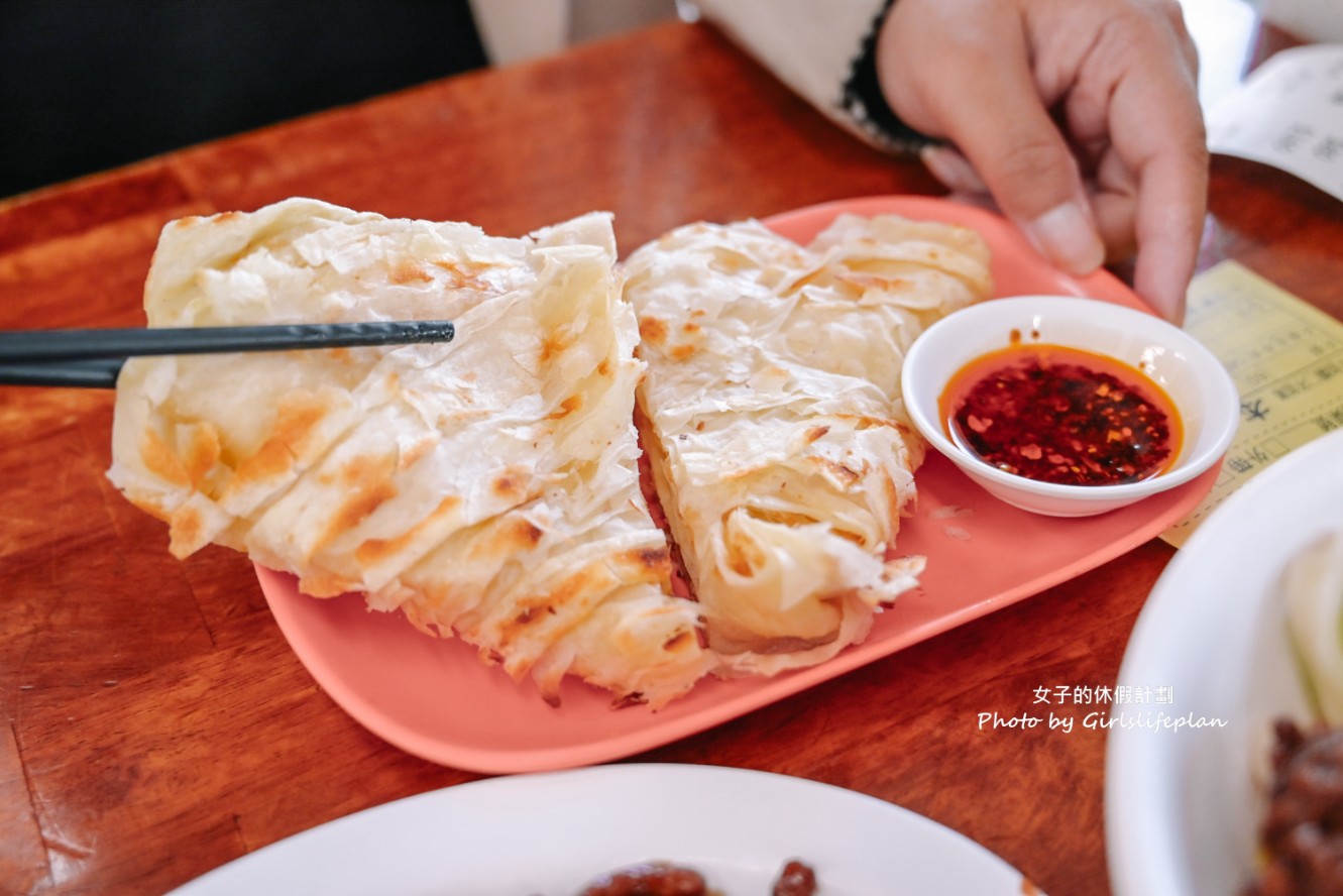 璽子牛肉麵｜還沒開門就是排隊等候人潮，斤餅必吃(菜單) @女子的休假計劃