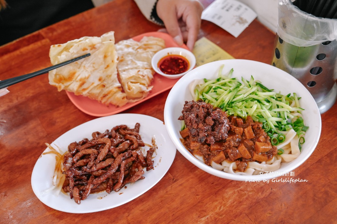 璽子牛肉麵｜還沒開門就是排隊等候人潮，斤餅必吃(菜單) @女子的休假計劃