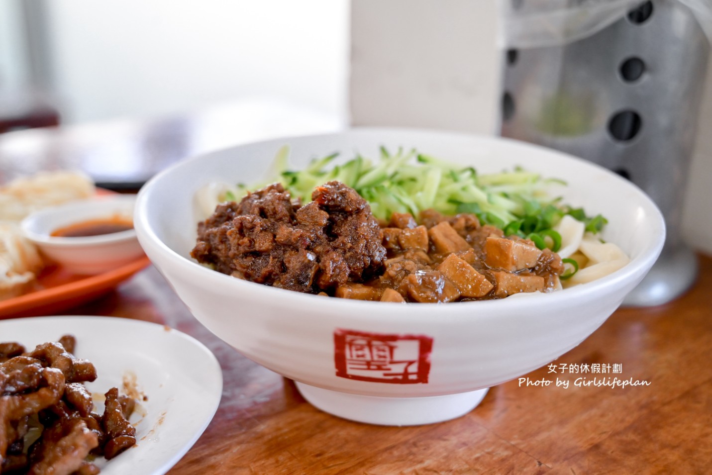 璽子牛肉麵｜還沒開門就在排隊，斤餅必吃(菜單) @女子的休假計劃