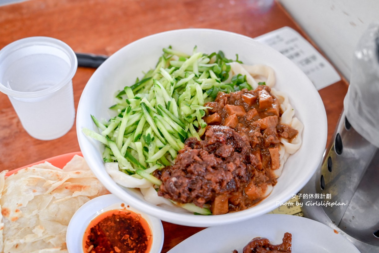 璽子牛肉麵｜還沒開門就在排隊，斤餅必吃(菜單) @女子的休假計劃