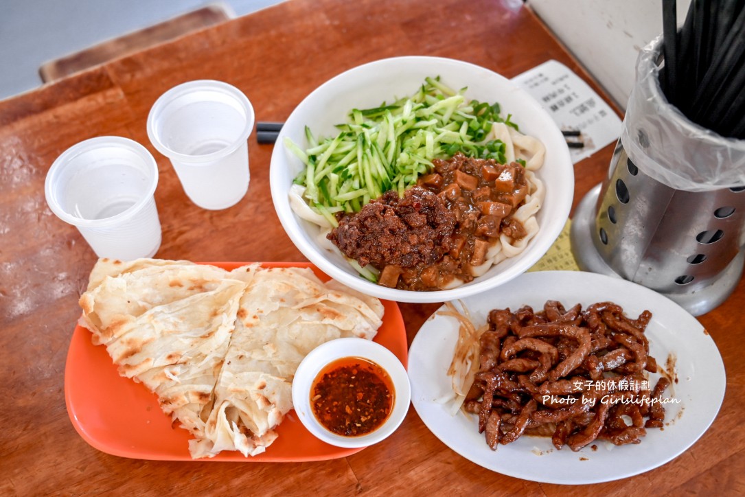 璽子牛肉麵｜還沒開門就是排隊等候人潮，斤餅必吃(菜單) @女子的休假計劃