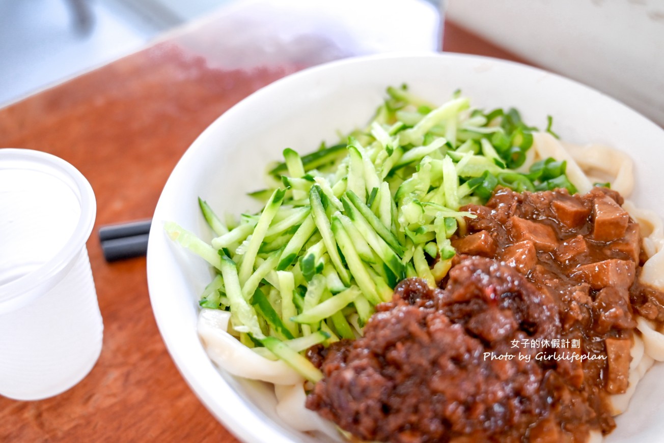 璽子牛肉麵｜還沒開門就是排隊等候人潮，斤餅必吃(菜單) @女子的休假計劃