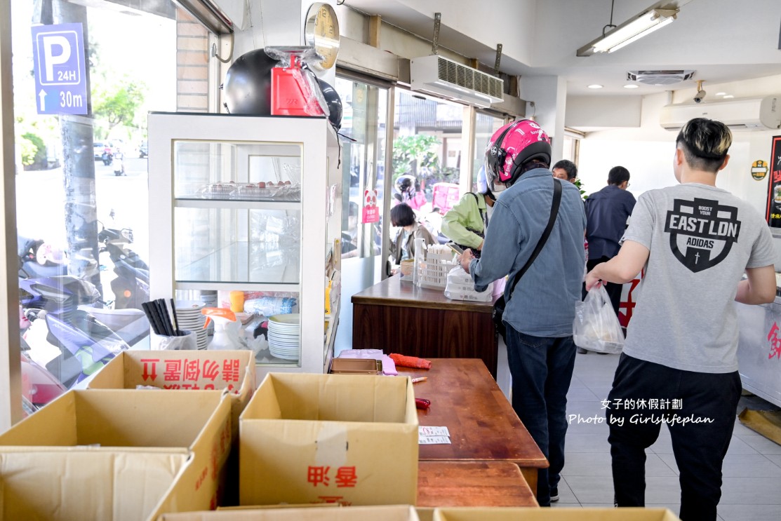 璽子牛肉麵｜還沒開門就是排隊等候人潮，斤餅必吃(菜單) @女子的休假計劃