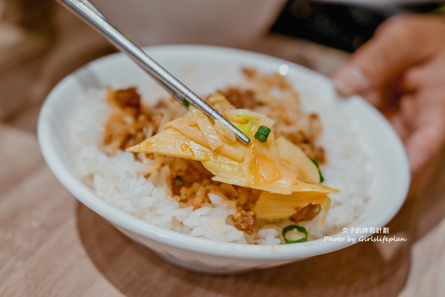 雨川食堂｜文青風格麵店，高粱肉燥飯干貝醬乾麵都好吃(菜單) @女子的休假計劃