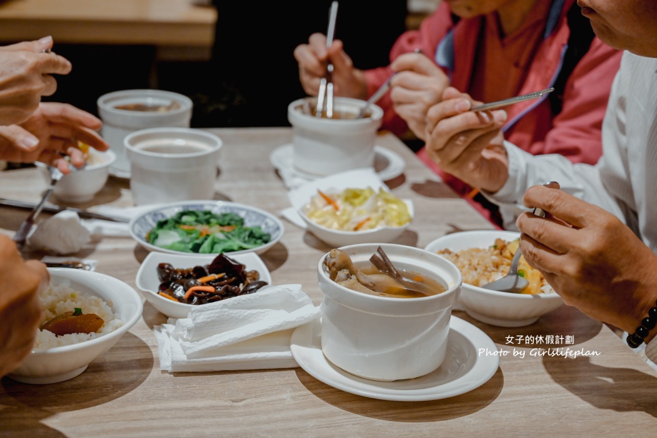 雨川食堂｜文青風格麵店，高粱肉燥飯干貝醬乾麵都好吃(菜單) @女子的休假計劃