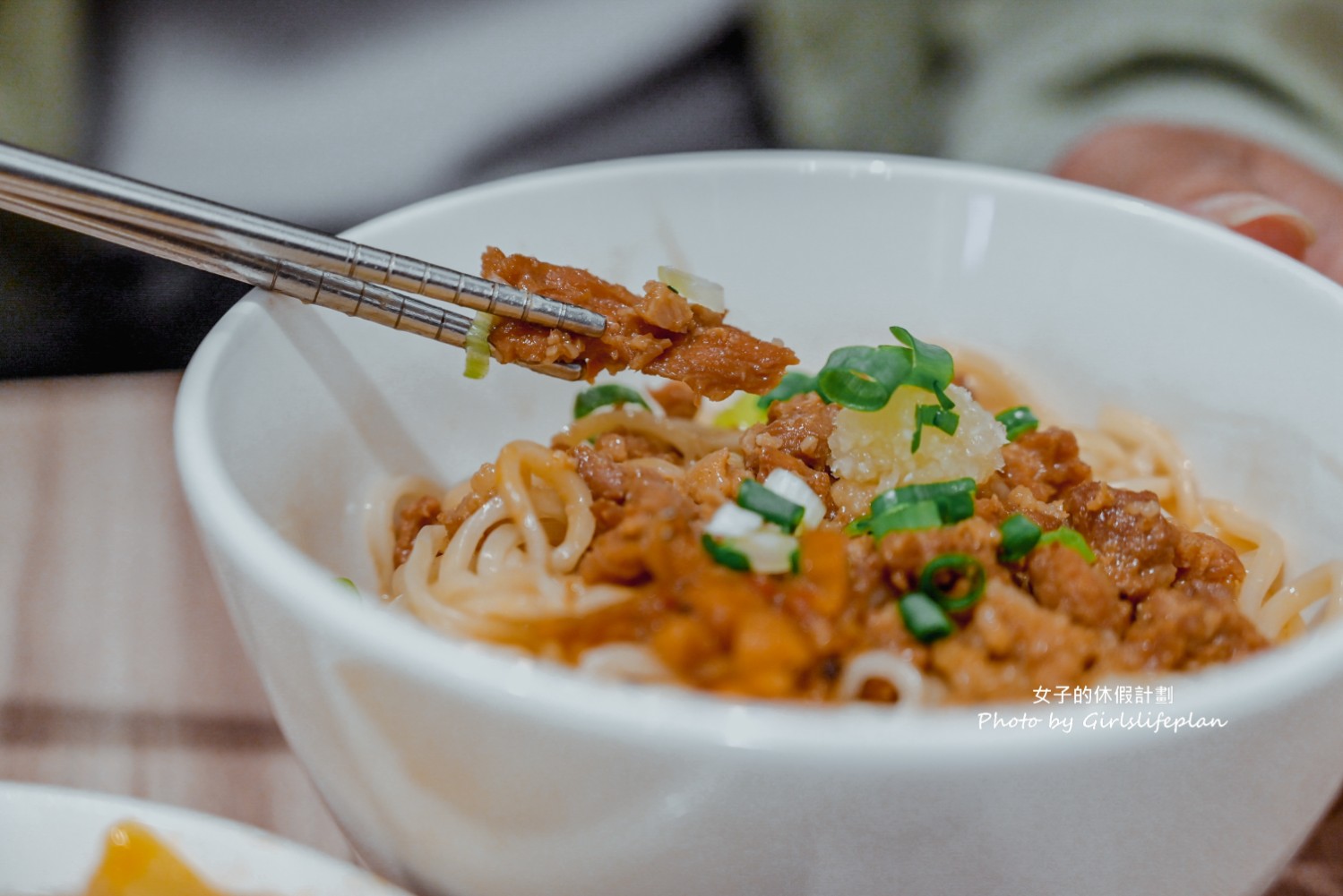 雨川食堂｜文青風格麵店，高粱肉燥飯干貝醬乾麵都好吃(菜單) @女子的休假計劃