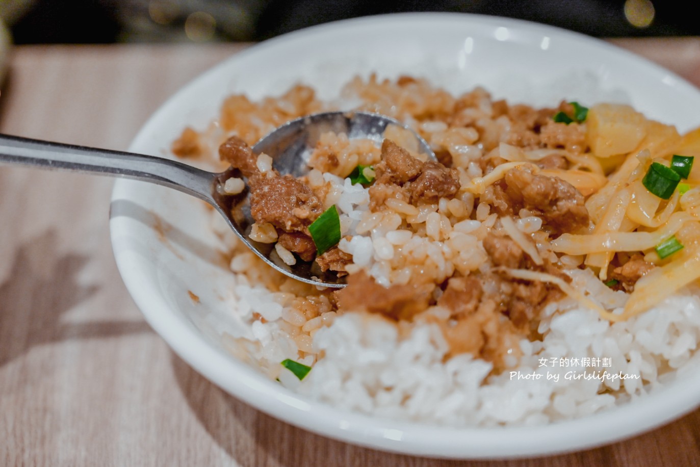 雨川食堂｜文青風格麵店，高粱肉燥飯干貝醬乾麵都好吃(菜單) @女子的休假計劃