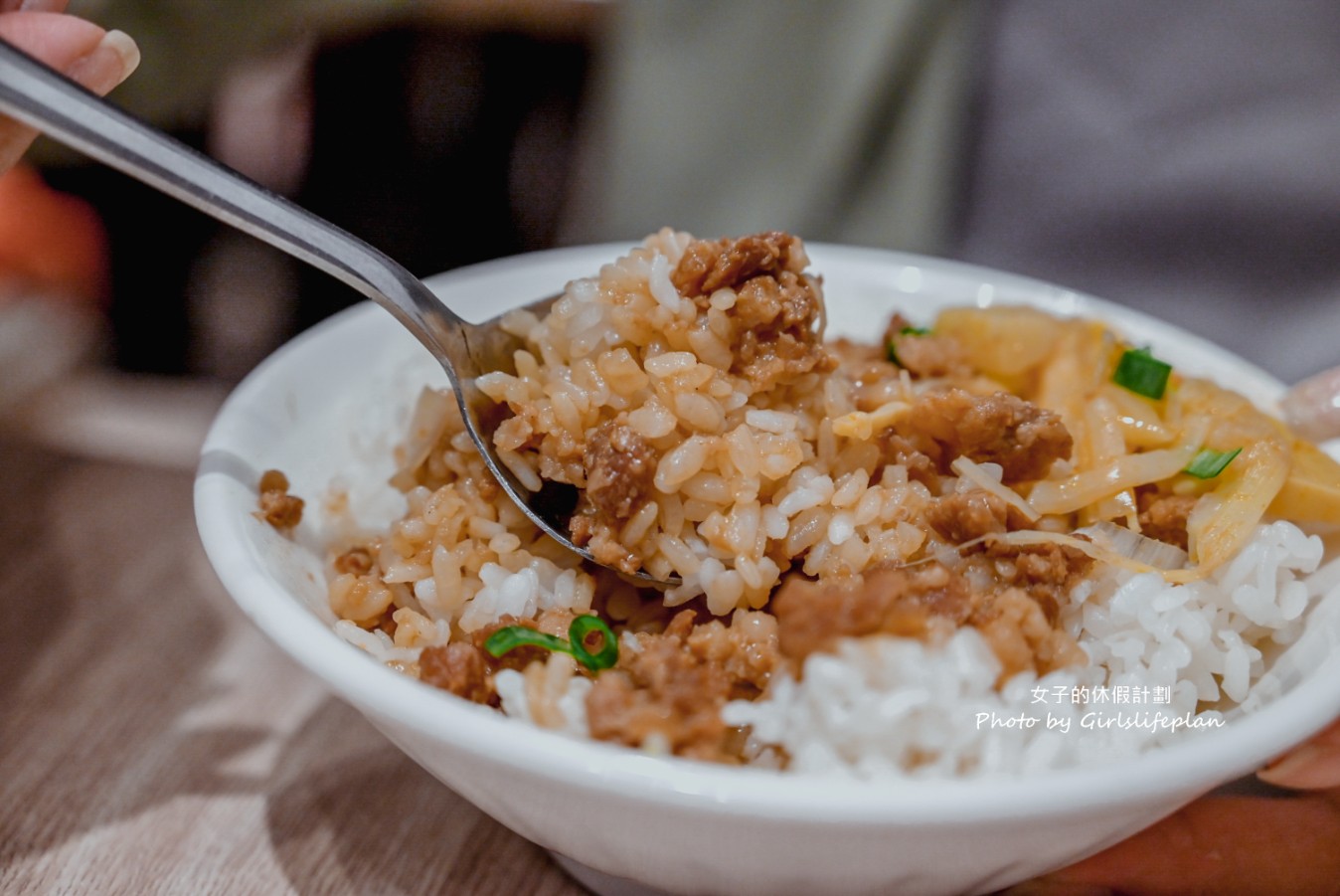 雨川食堂｜文青風格麵店，高粱肉燥飯干貝醬乾麵都好吃(菜單) @女子的休假計劃