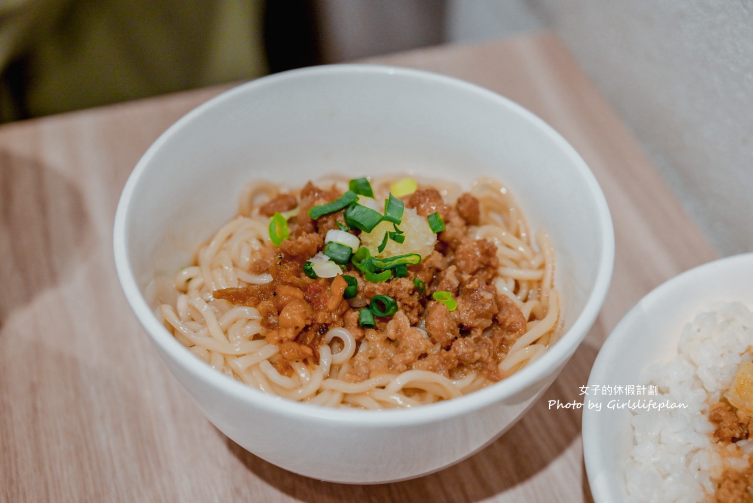 雨川食堂｜文青風格麵店，高粱肉燥飯干貝醬乾麵都好吃(菜單) @女子的休假計劃