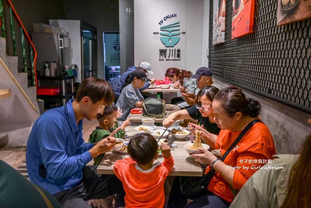 雨川食堂｜文青風格麵店，高粱肉燥飯干貝醬乾麵都好吃(菜單) @女子的休假計劃