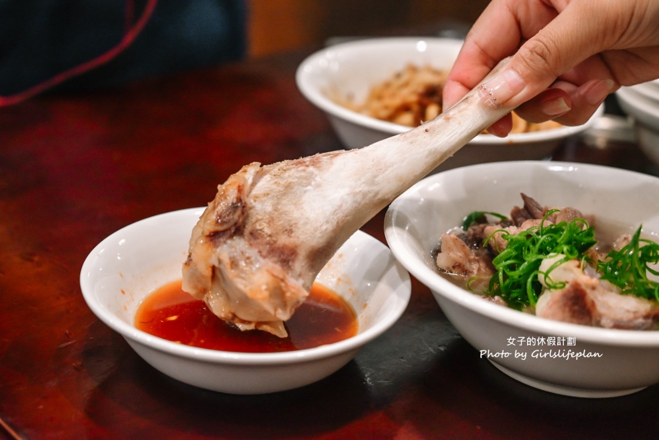 喙蘴號之茂春中藥行｜焱馬號超人氣排隊麵店還沒開店就在排隊(菜單) @女子的休假計劃