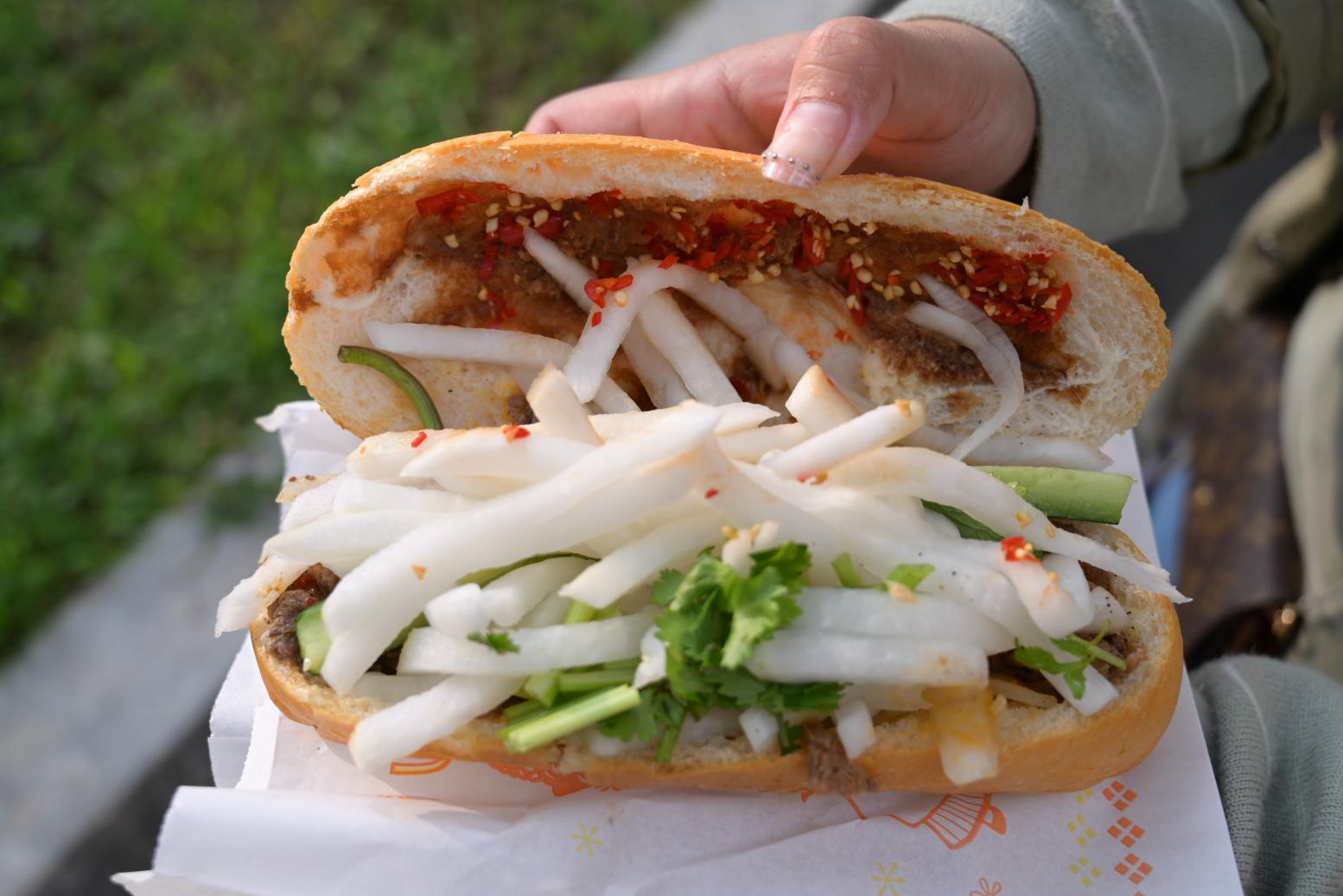 育婷越南法國麵包｜外酥內軟25元手工法國麵包排隊美食(菜單) @女子的休假計劃