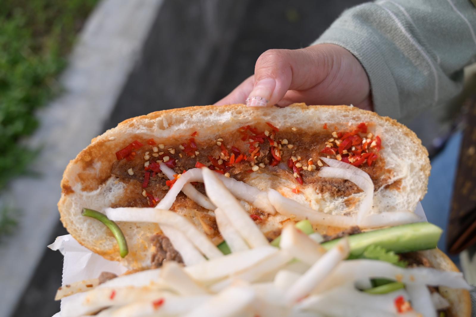 育婷越南法國麵包｜外酥內軟25元手工法國麵包排隊美食(菜單) @女子的休假計劃