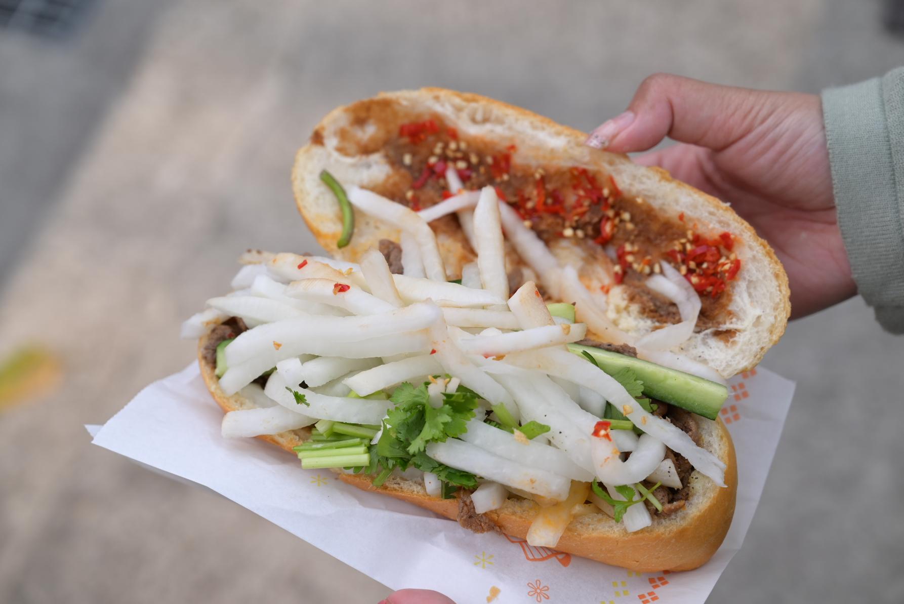育婷越南法國麵包｜外酥內軟25元手工法國麵包排隊美食(菜單) @女子的休假計劃