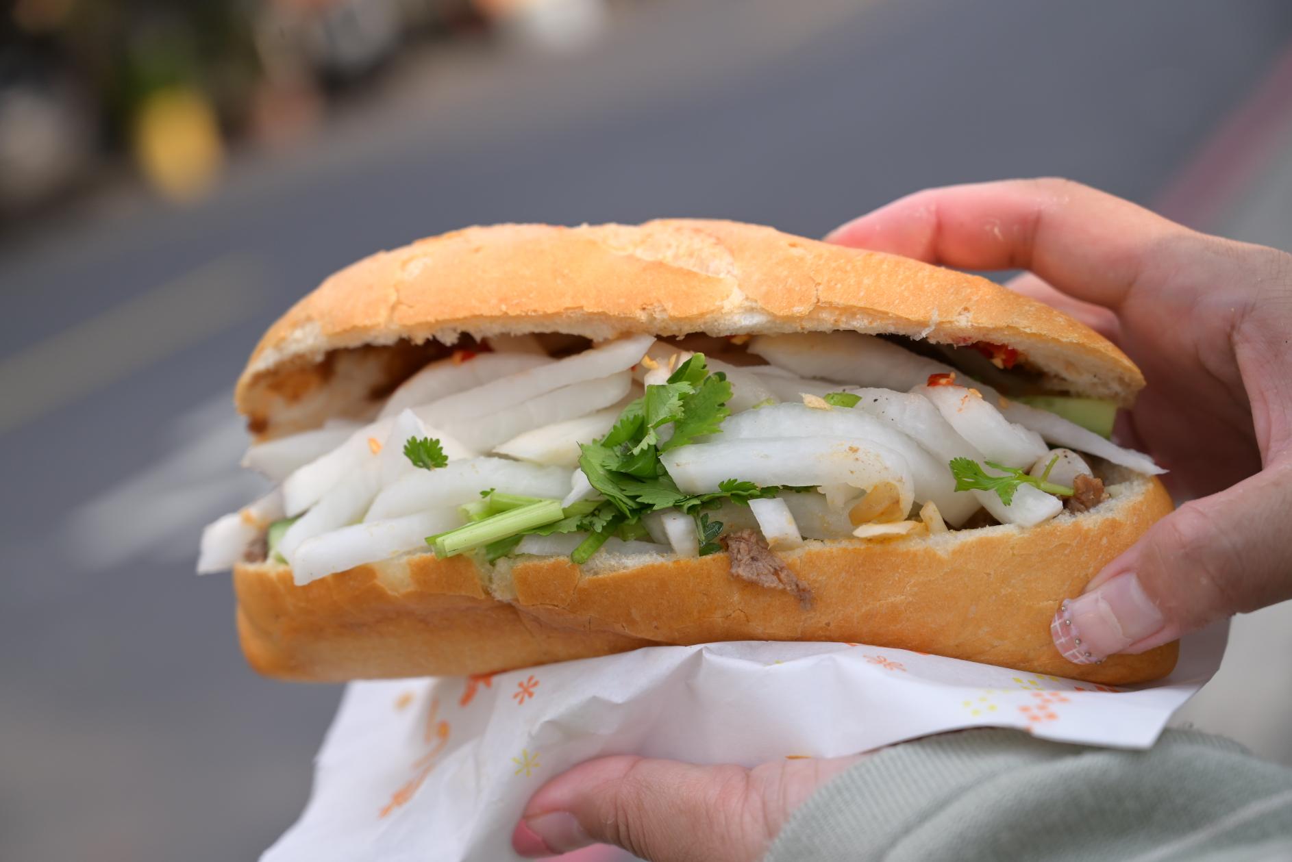 育婷越南法國麵包｜外酥內軟25元手工法國麵包排隊美食(菜單) @女子的休假計劃