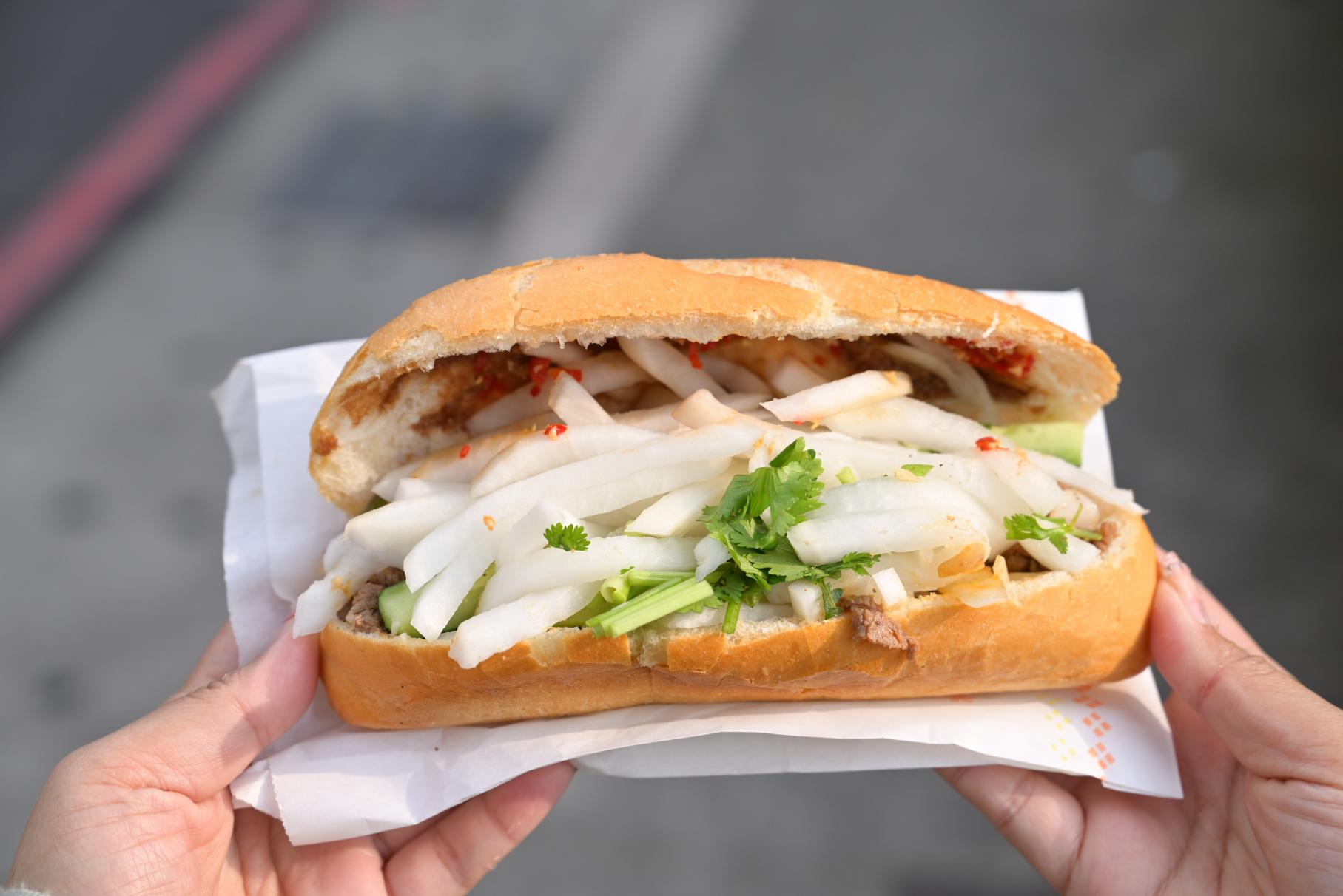 育婷越南法國麵包｜外酥內軟25元手工法國麵包排隊美食(菜單) @女子的休假計劃