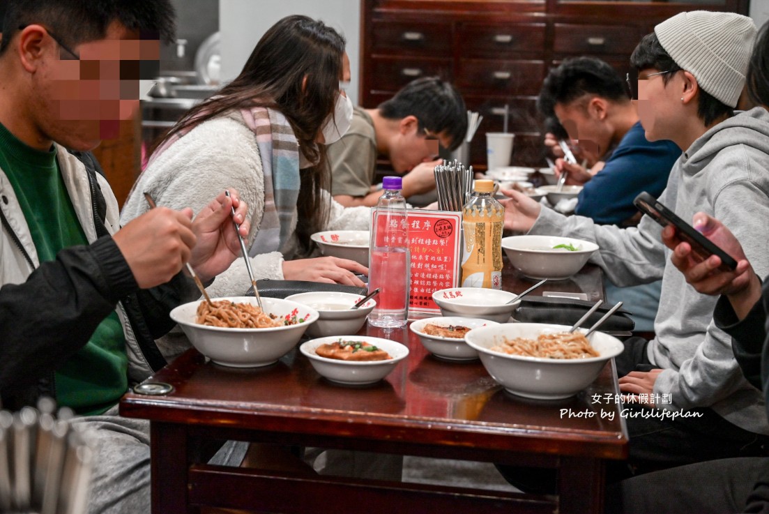 焱馬號｜超人氣排隊麵店還沒開店就在排隊(外帶) @女子的休假計劃