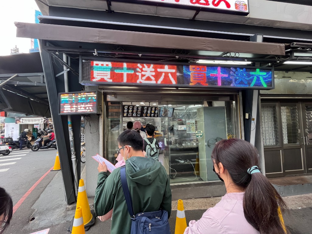 西大發｜買十送六排隊美食老麵包子(2025菜單) @女子的休假計劃