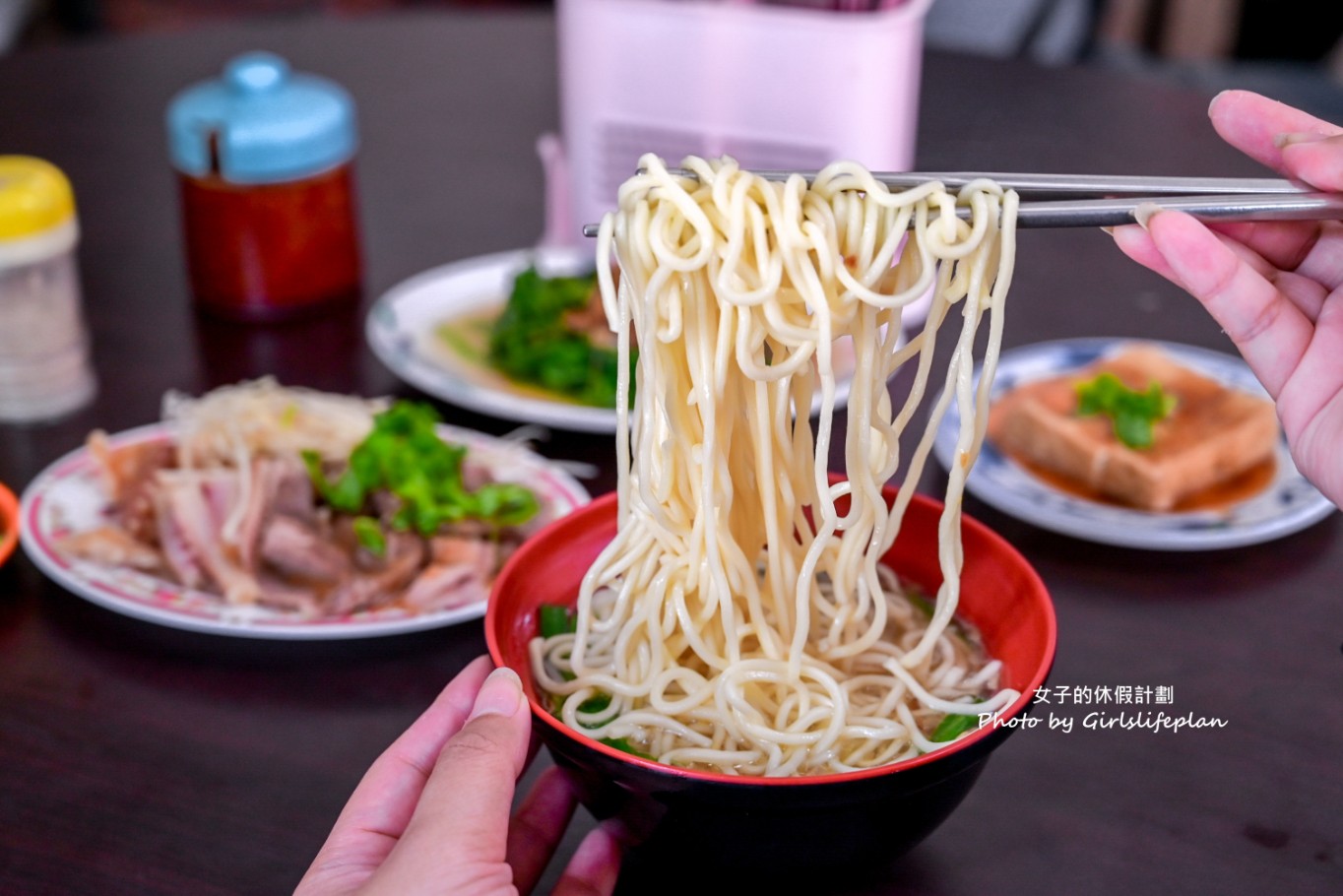鄭記豬母切仔麵｜無菜單小吃店老顧客都點滿滿一桌小菜才過癮 @女子的休假計劃