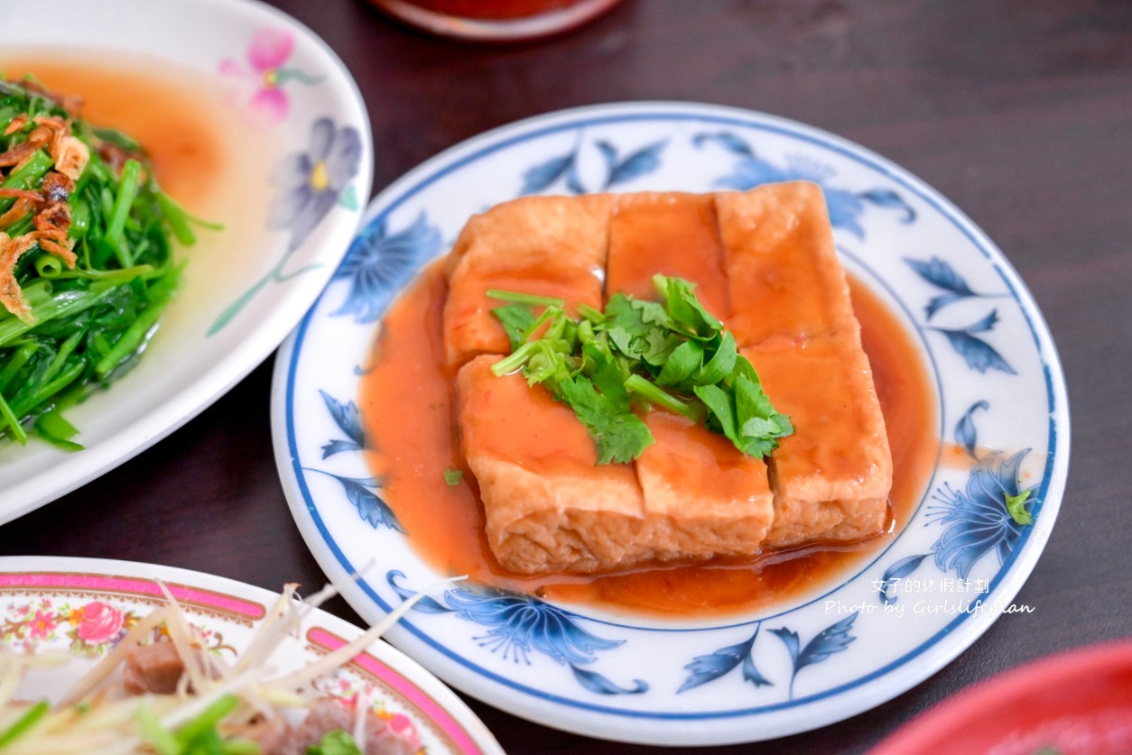 鄭記豬母切仔麵｜無菜單小吃店老顧客都點滿滿一桌小菜才過癮 @女子的休假計劃