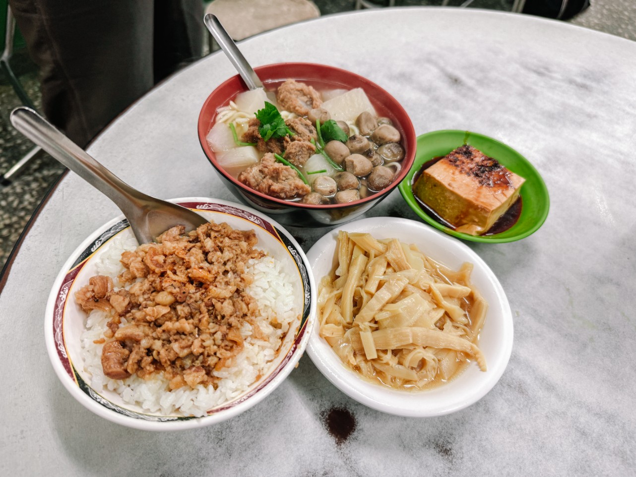 阿益魯肉飯｜在地排隊小吃魯肉飯只要15元(菜單) @女子的休假計劃
