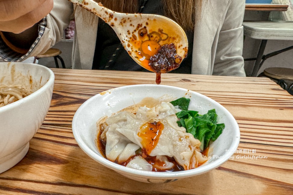 成都抄手麵食(城中市場)｜在地超過30年，每日現包紅油炒手人氣必吃(菜單) @女子的休假計劃