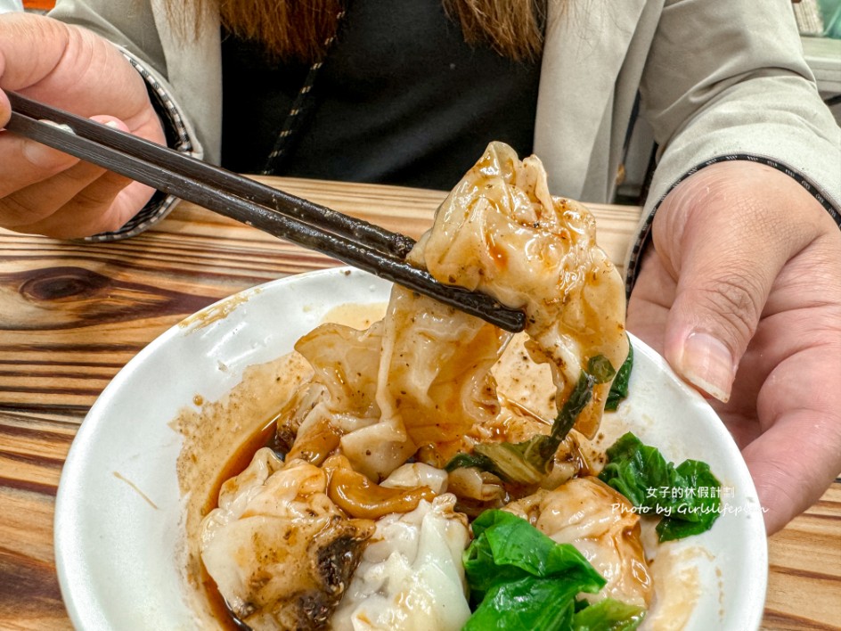 成都抄手麵食(城中市場)｜在地超過30年，每日現包紅油炒手人氣必吃(菜單) @女子的休假計劃