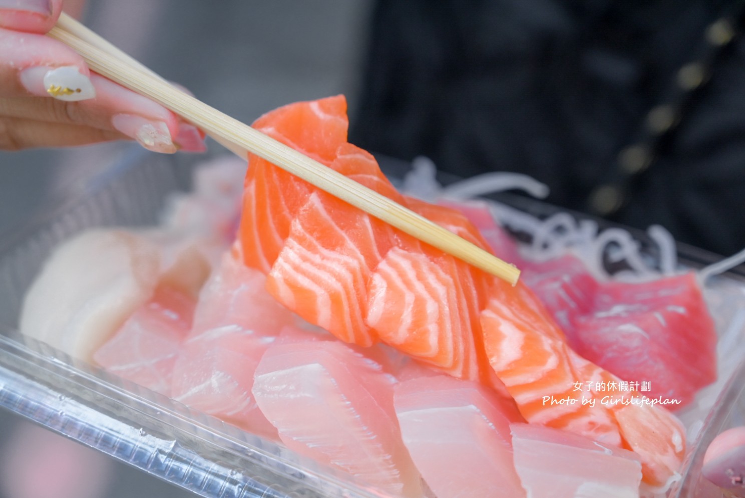 中央市場葉氏海鮮｜超人氣生魚片專賣店價位150元起(菜單) @女子的休假計劃