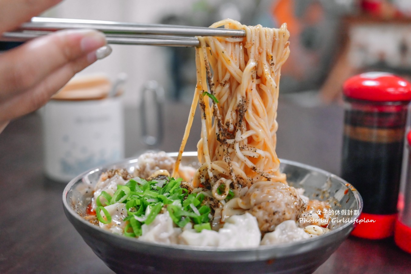 老建中麵店｜學區平價美食，推薦紅油抄手麵、擔擔麵(菜單) @女子的休假計劃