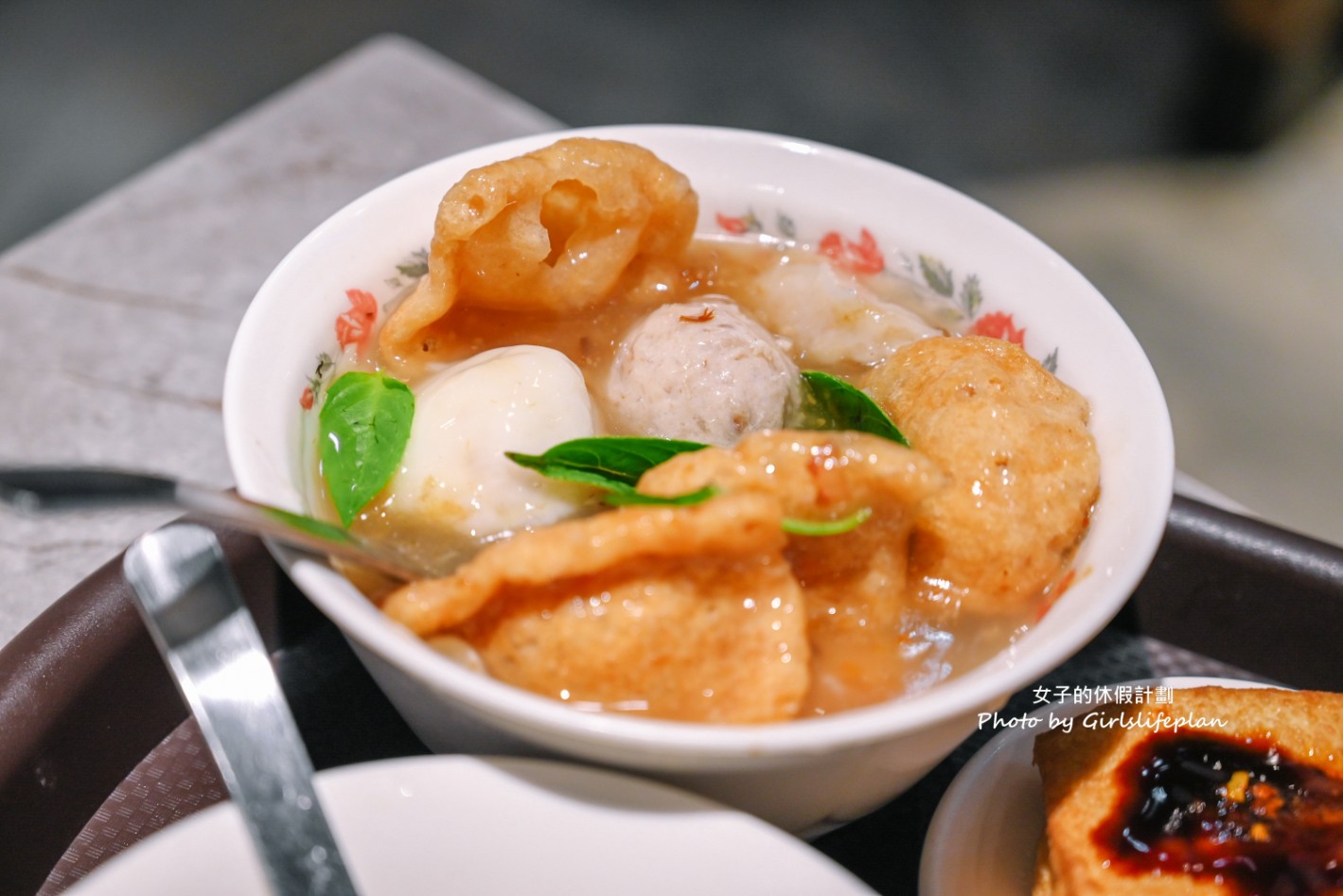 永富魚丸店｜在地超過40年古早味小吃，羹湯免費續(菜單) @女子的休假計劃