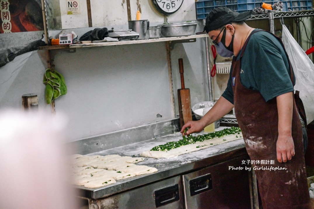 盛味豐炭烤燒餅｜人氣排隊美食老麵發酵碳烤三星蔥燒餅(菜單) @女子的休假計劃