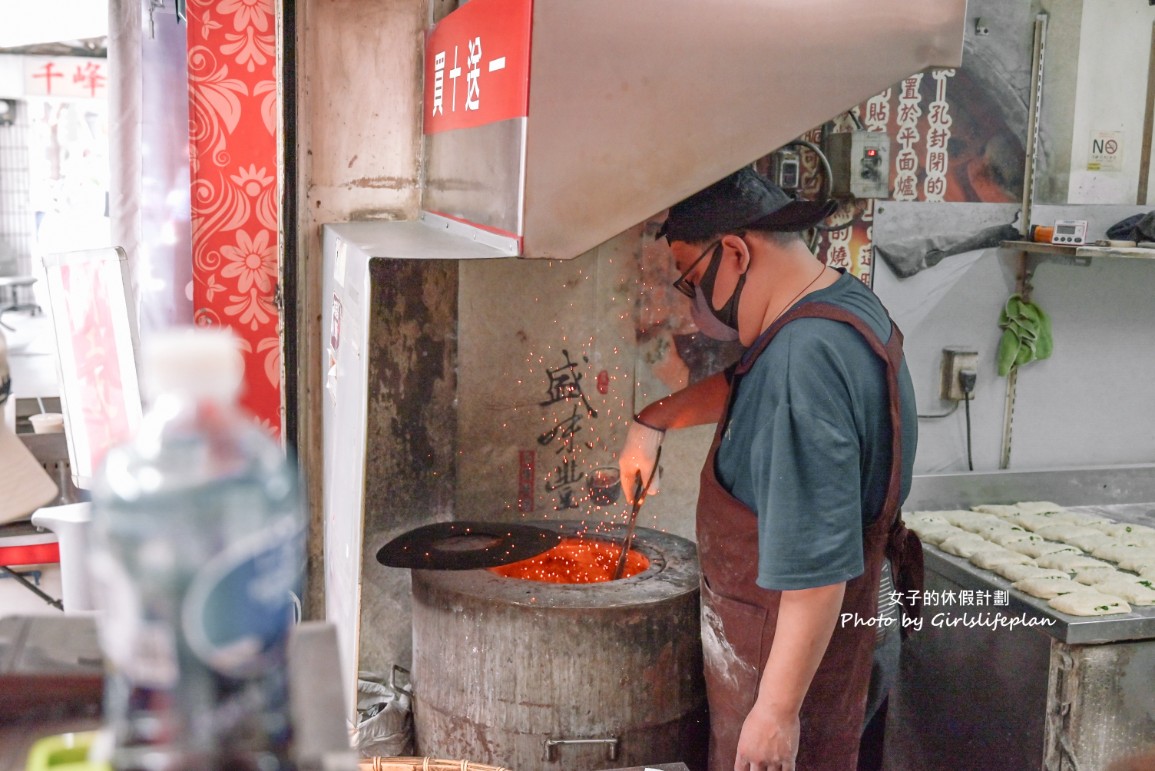 盛味豐炭烤燒餅｜人氣排隊美食老麵發酵碳烤三星蔥燒餅(菜單) @女子的休假計劃