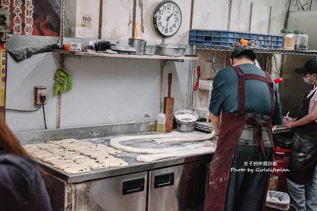 盛味豐炭烤燒餅｜人氣排隊美食老麵發酵碳烤三星蔥燒餅(菜單) @女子的休假計劃