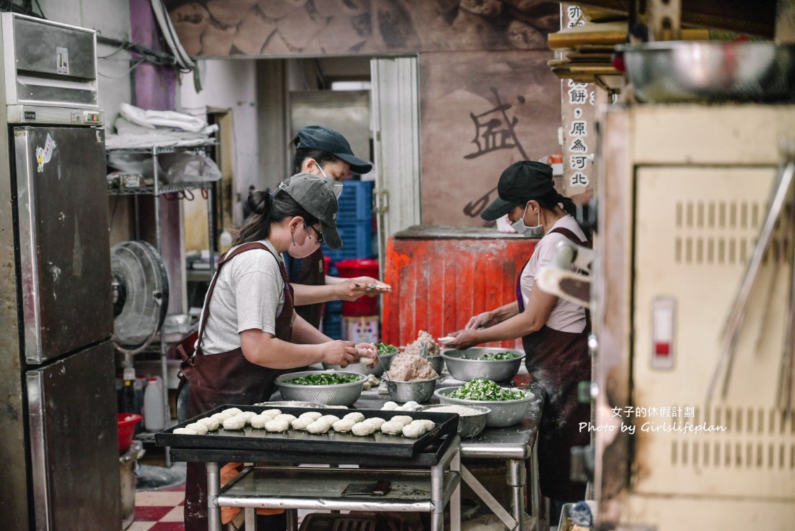盛味豐炭烤燒餅｜人氣排隊美食老麵發酵碳烤三星蔥燒餅(菜單) @女子的休假計劃
