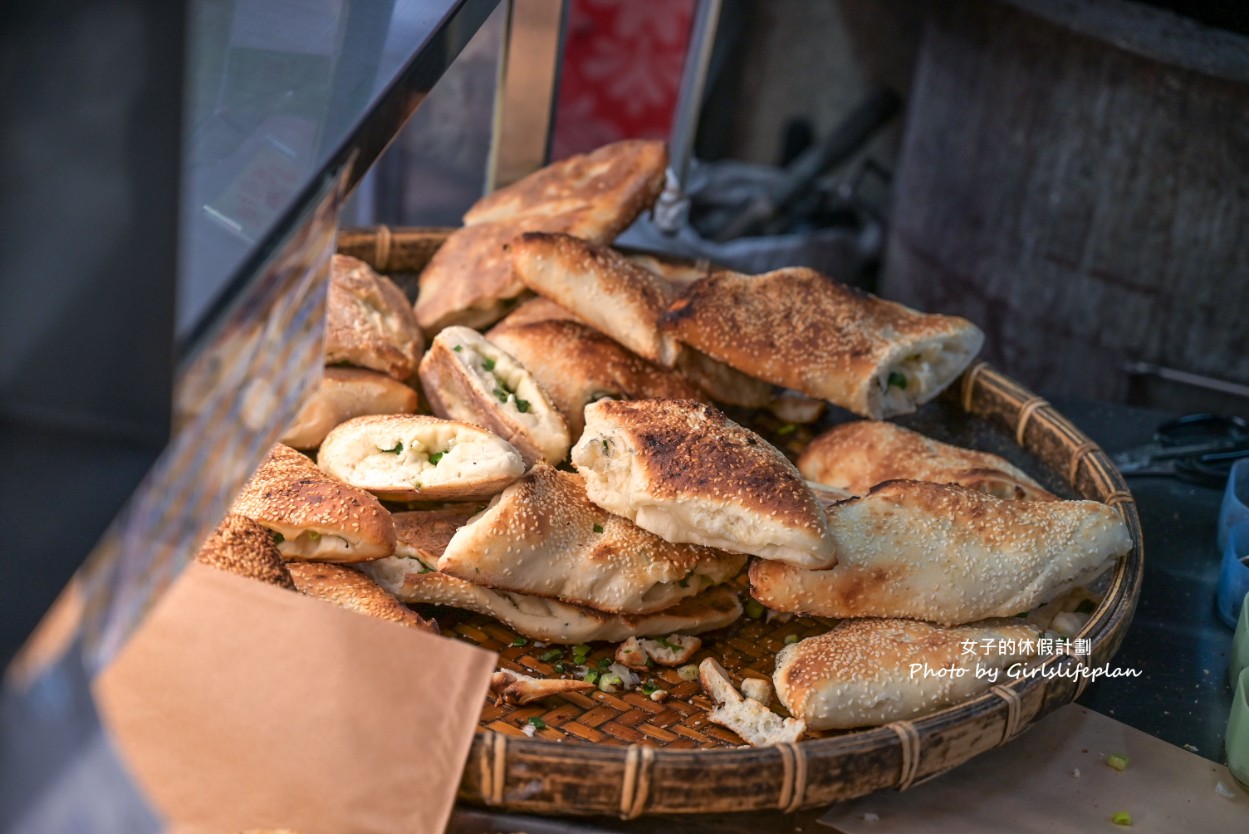 盛味豐炭烤燒餅｜人氣排隊美食老麵發酵碳烤三星蔥燒餅(菜單) @女子的休假計劃