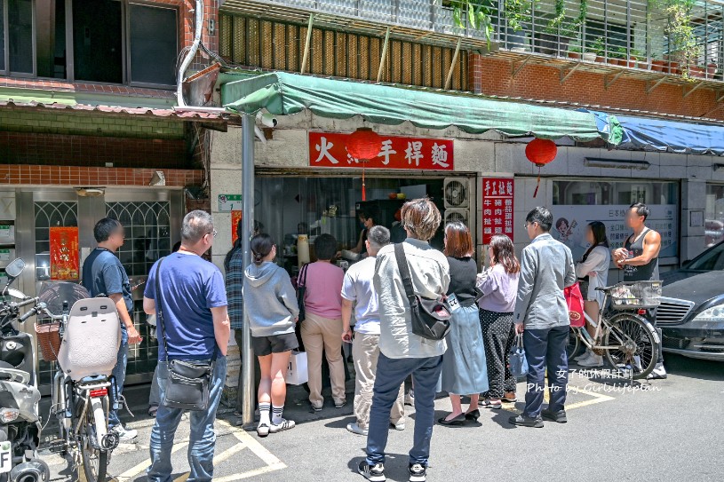 火紅手桿麵｜現場手工扯麵還沒開店就在排隊拿號碼牌(菜單) @女子的休假計劃