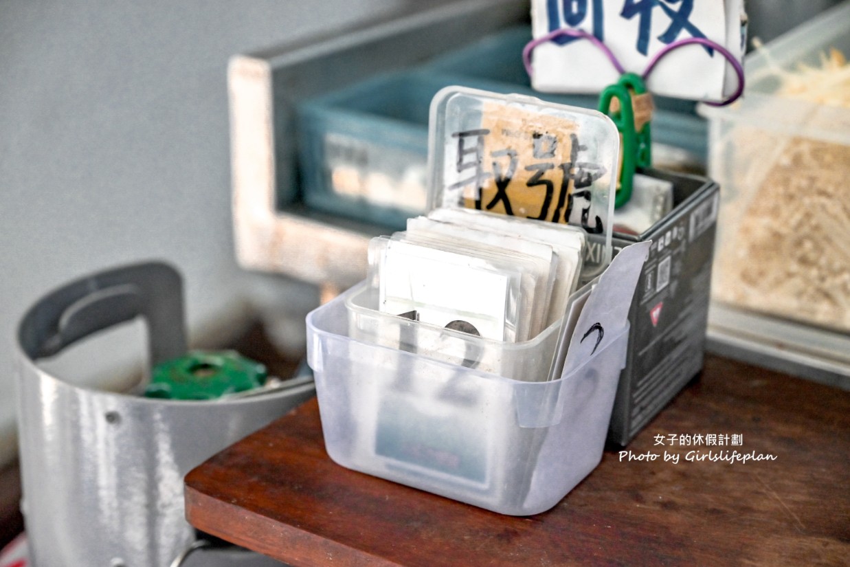 火紅手桿麵｜現場手工扯麵還沒開店就在排隊拿號碼牌(菜單) @女子的休假計劃