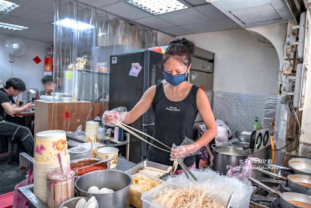 火紅手桿麵｜現場手工扯麵還沒開店就在排隊拿號碼牌(菜單) @女子的休假計劃