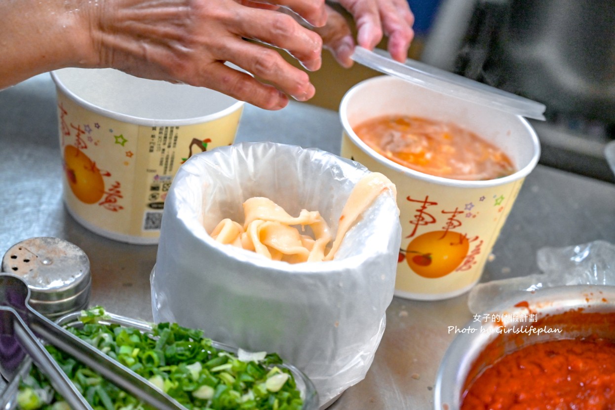 火紅手桿麵｜現場手工扯麵還沒開店就在排隊拿號碼牌(菜單) @女子的休假計劃