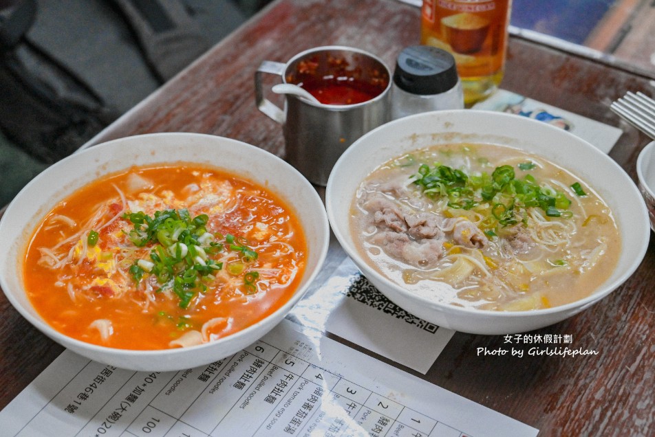 火紅手桿麵｜現場手工扯麵還沒開店就在排隊拿號碼牌(菜單) @女子的休假計劃